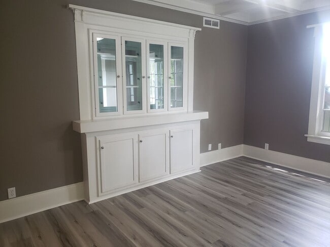 Building Photo - Large Unique House in Milwaukie with Big F...