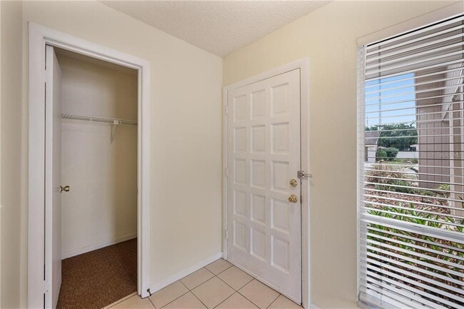 Building Photo - 4231 Oak Loop