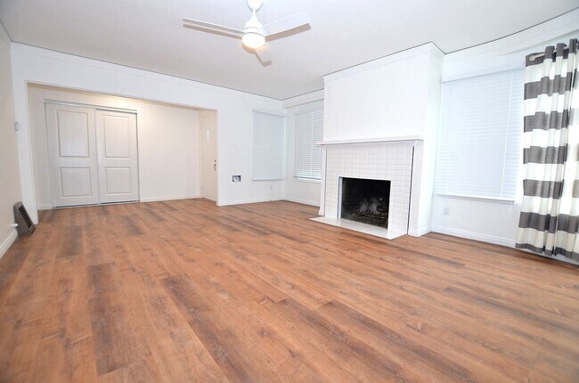 Building Photo - 4Bedroom 3.5 Bathrooms single family home