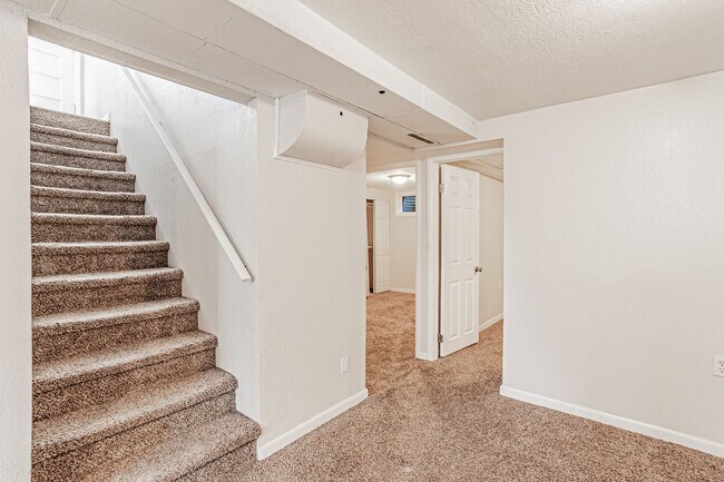 Building Photo - Exceptional 4-Bed, 2-Bath Home in Englewoo...