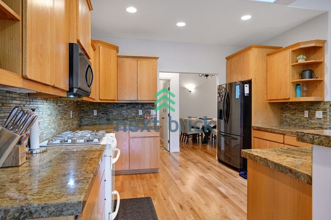 Building Photo - "Spacious 4-Bedroom Retreat with 4.5 Baths in Scenic Snohomish - Your 4400 Sq Ft Haven Awaits!"