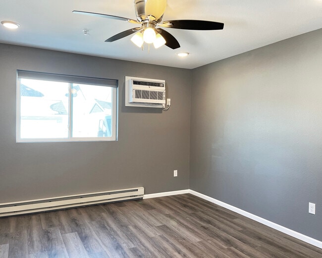 Building Photo - Creekside Townhomes