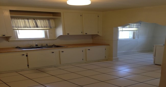Building Photo - 3 bed, 1 bath house just steps from Missouri State University