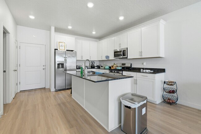 Building Photo - 7403 S Olivine River Ln
