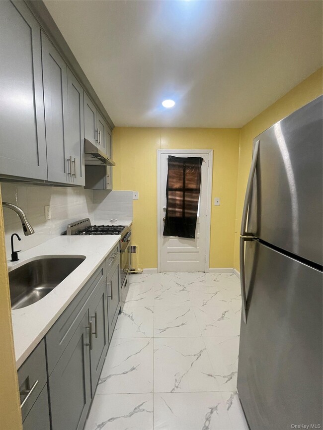 Building Photo - 2585 Beach Dr