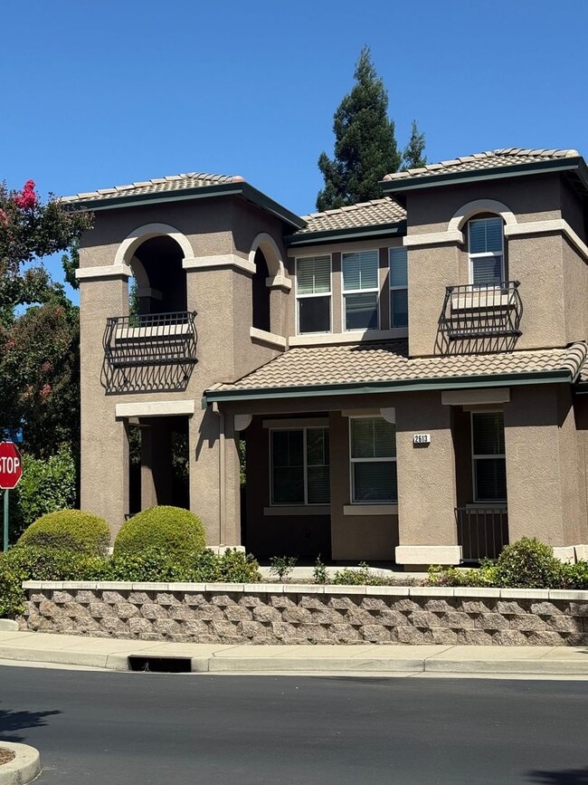 Building Photo - GORGEOUS 3 BEDROOM 2.5 BATH TOWNHOUSE