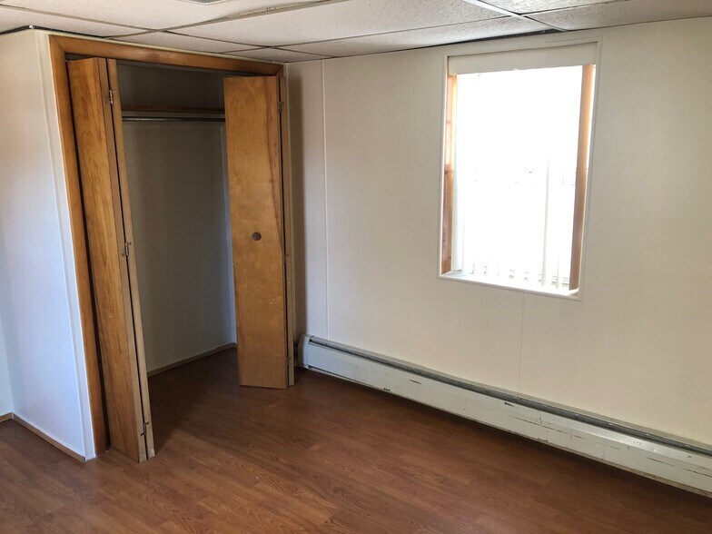 Bedroom and Closet - 914 w walnut st