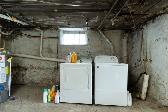 Building Photo - Adorable and Spacious Upper One Bedroom on...