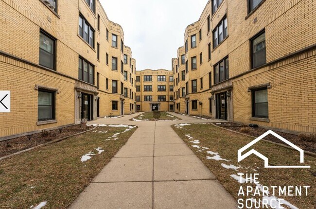 Building Photo - 3817 N Greenview Ave