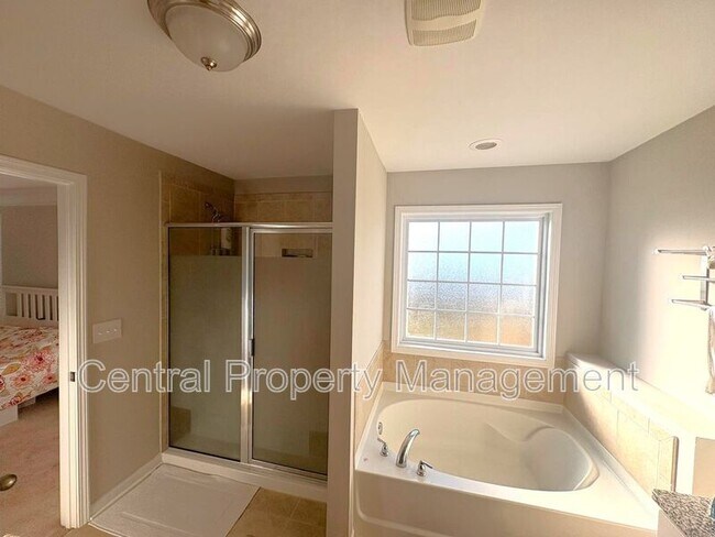 Building Photo - 316 Meadowpark Ln