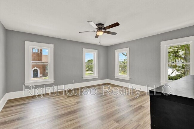 Building Photo - 611 S Grove St