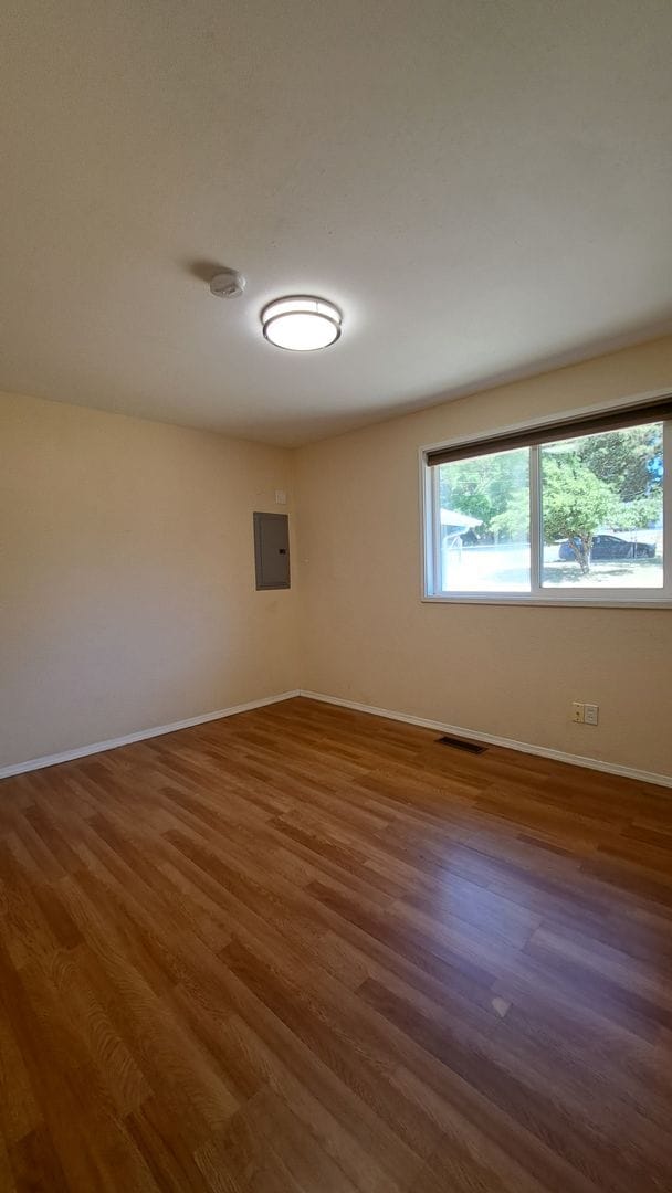 Building Photo - 2 Bedroom 1 Bath Duplex