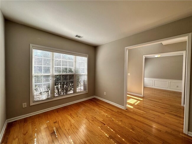 Building Photo - 2403 Walnut Tree Ln