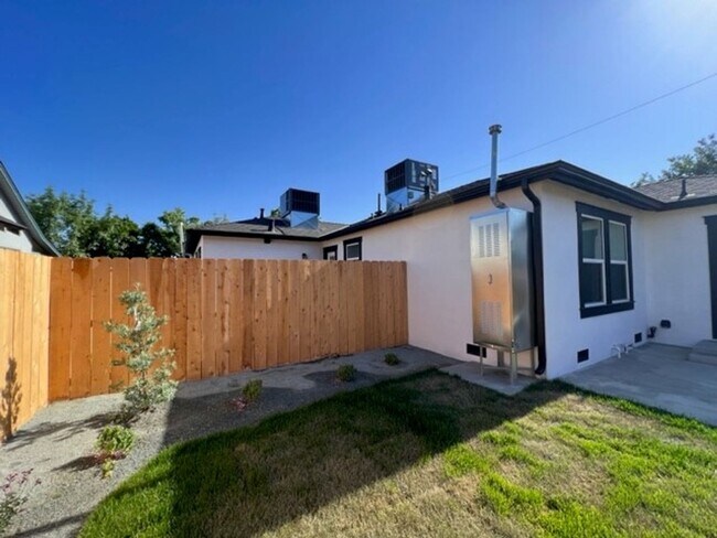 Building Photo - Kaweah / Willis