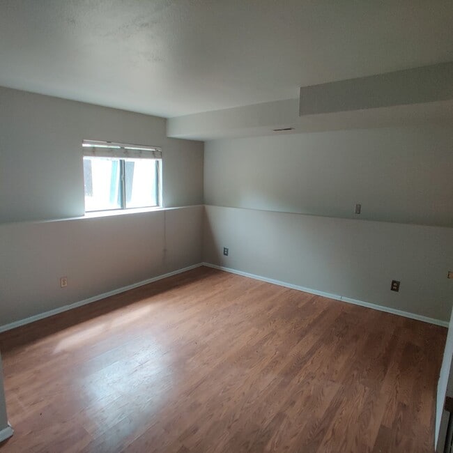 Building Photo - Beautiful 3 bedroom, tri-level home availa...