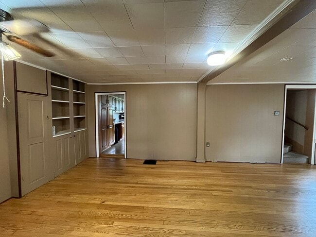 Building Photo - Spacious 4-5 Bedroom, 1.5 Bathroom 2-Story...