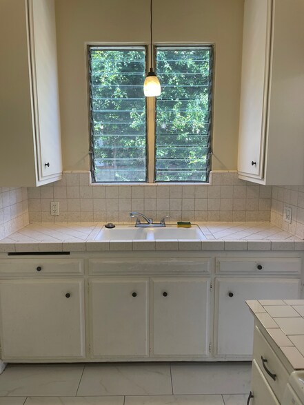 Building Photo - 407 Riverdale Dr