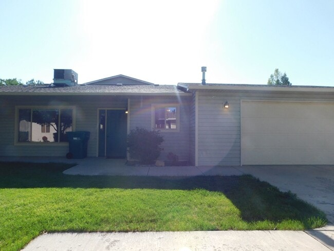 Building Photo - TWO WEEKS FREE RENT!