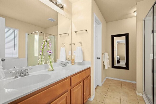 Building Photo - 921 Gentry Dr
