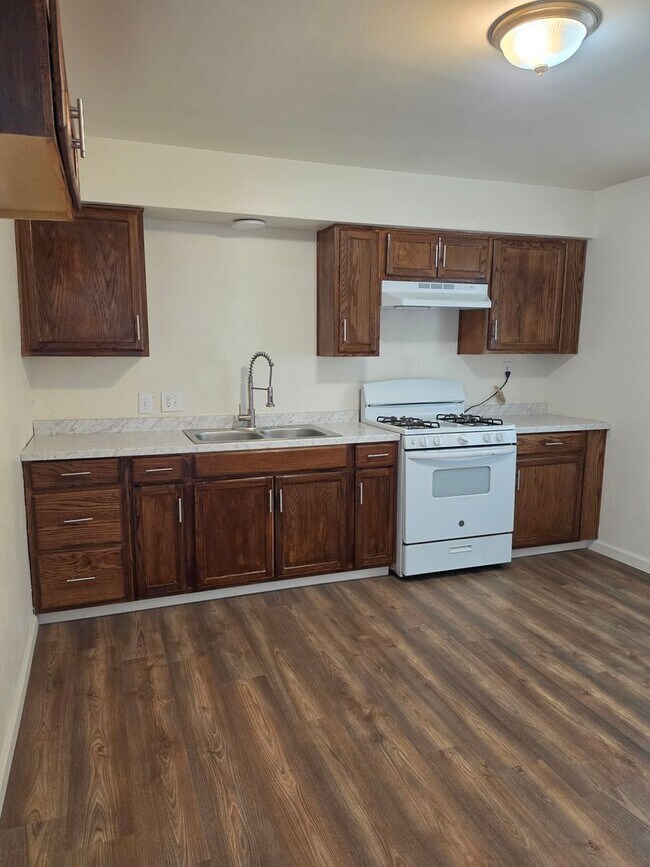 Building Photo - 3 Bedroom 2 Bath