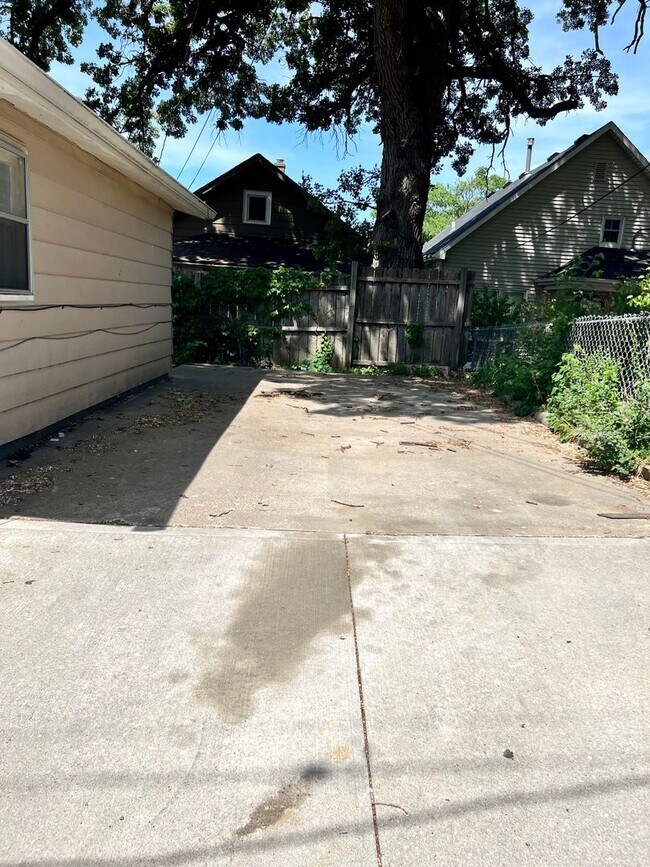 Building Photo - Newly Updated 3-bed 1.5-bath House in South Omaha, close to 13th St and downtown
