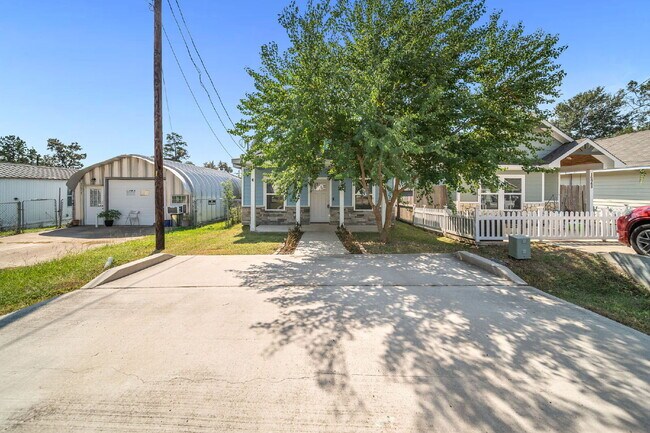 Building Photo - Welcome to this charming Craftsman-style residence nestled in the serene community of Lake Conroe...