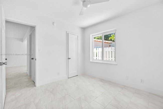 Building Photo - 1121 SW 18th Ct