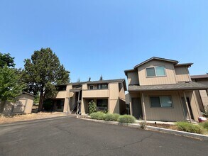 Building Photo - 2 Bed/1 Bath Apartment in NE Bend - Wichita Way