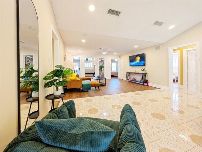 Building Photo - 3215 Royal Oaks Dr