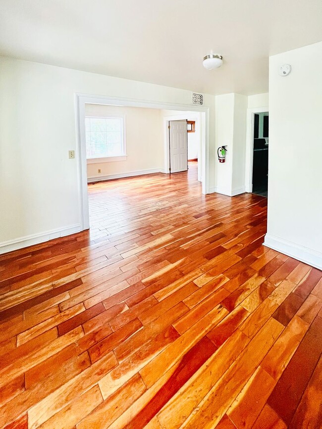 Building Photo - 5 Bedroom, 1.5 Bath Home near UVM (312 Col...