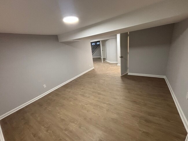 Building Photo - 5 Bedroom Home