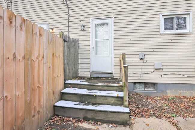 Building Photo - 898-900 Racine Ave