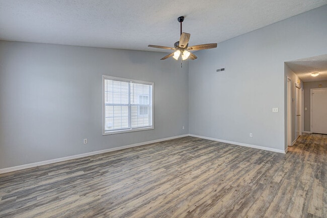 Building Photo - 617 Varsity Dr