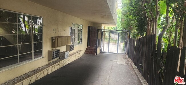 Building Photo - 1013 N San Vicente Blvd