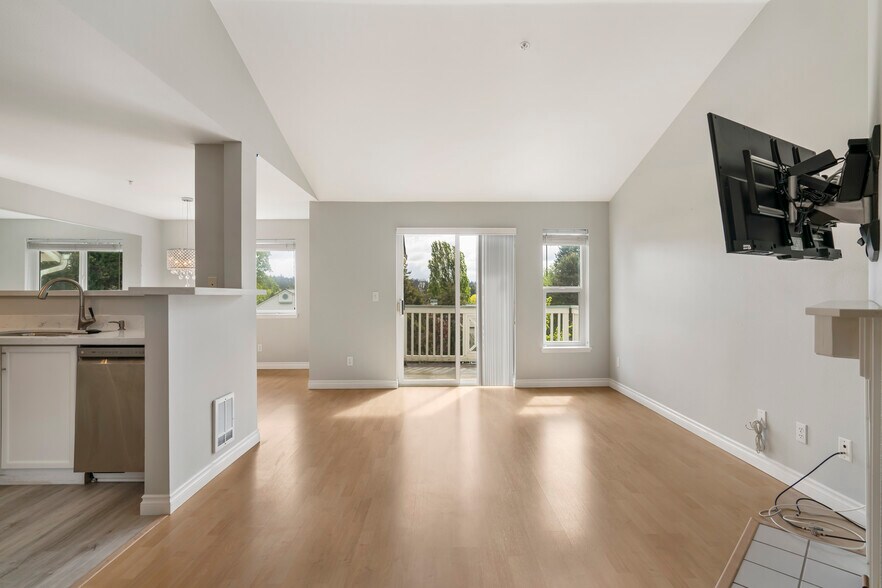 East facing unit bright and airy - 9910 NE 137th St