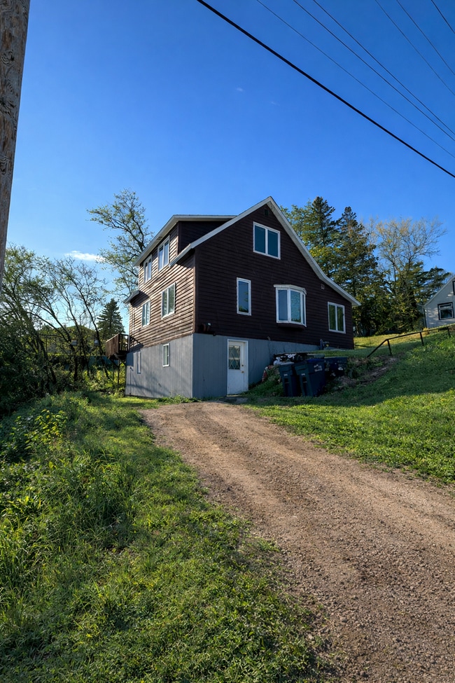 Building Photo - AVAILABLE JUNE - 5 Bed 2 Bath In East Hillside