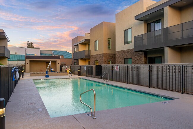 Poolside at The Level - 901 S Smith Rd