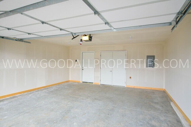 Building Photo - 3 Bedroom 2 Bathroom 2 Car garage in Desoto.