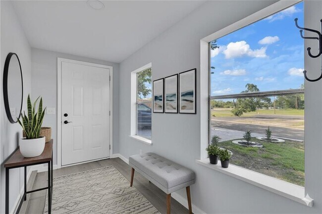 Building Photo - 544 N Elm Ave