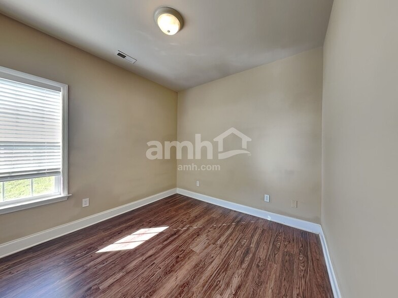 Building Photo - 220 Ash Dr