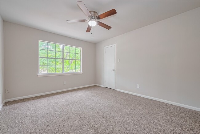 Building Photo - 10815 Creektree Dr