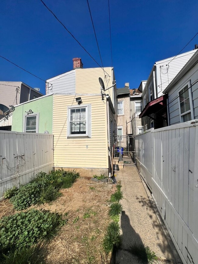 Building Photo - 3 Bedroom 1 Bath Available for Rent