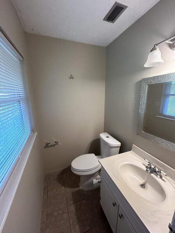 Building Photo - 307 Spring Ln