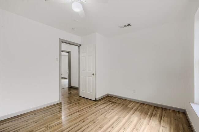 Building Photo - 326 E Holley St