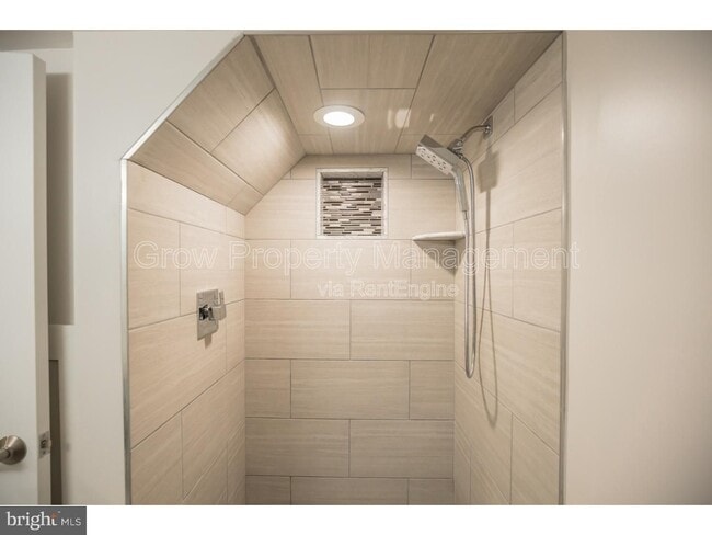 Building Photo - 533 Manton St