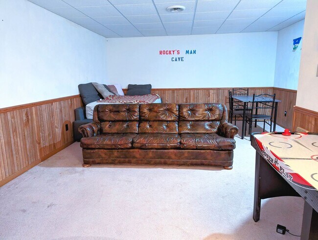 Building Photo - Four Bedroom Neenah House