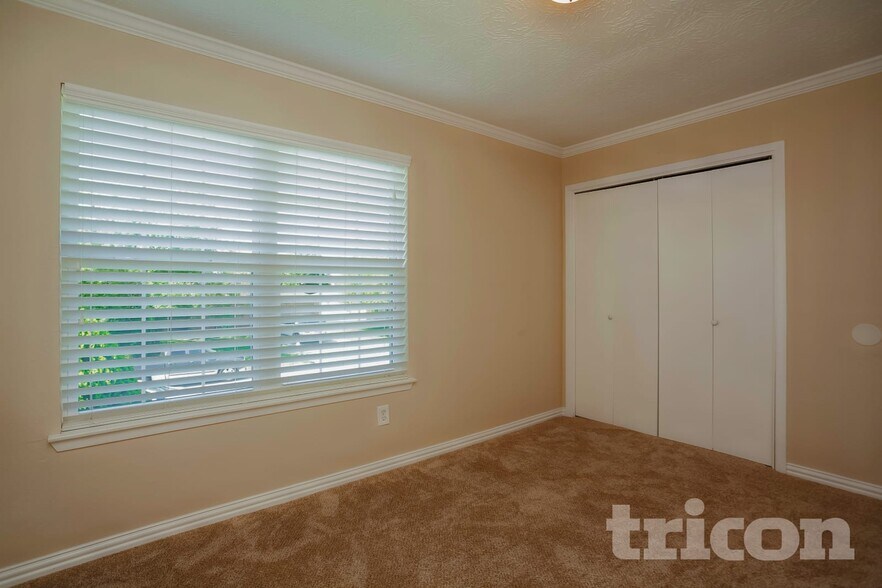 Building Photo - 6128 Silver Leaf Dr