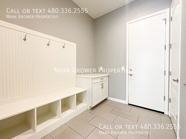 Building Photo - 7472 E Paraiso Dr