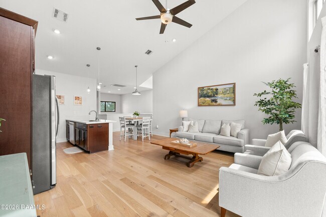 Building Photo - 212 Highland Oaks Ln