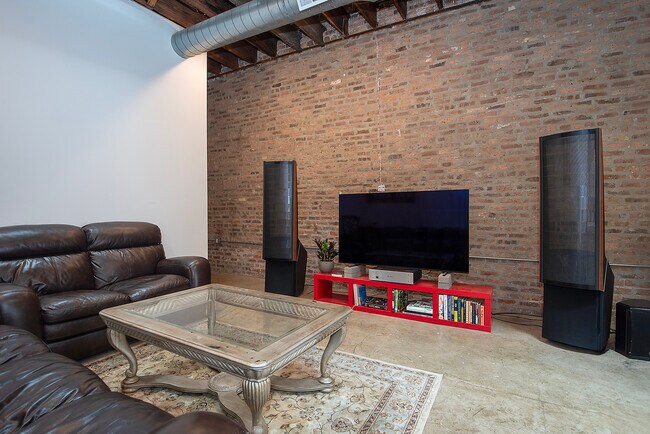 Building Photo - 2021 S Throop St